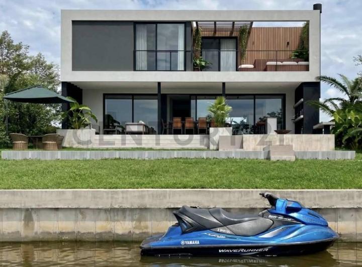 Casa · 284m² · 6 Ambientes · 3 Cocheras