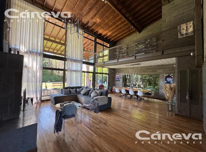 Casa · 8330000ha · 8 Ambientes · 5 Cocheras