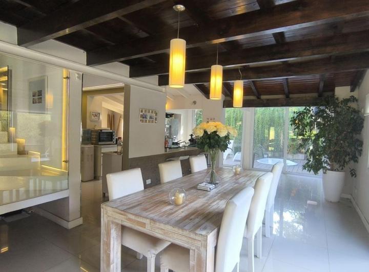 Casa · 400m² · 6 Ambientes · 3 Cocheras