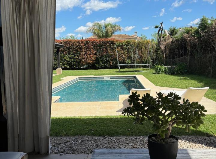 Casa · 245m² · 4 Dormitorios · 2 Cocheras