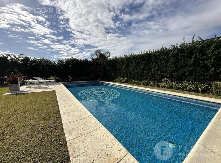 Casa · 358m² · 8 Ambientes · 2 Cocheras