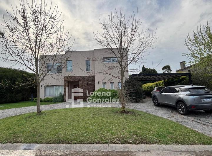 Casa · 220m² · 6 Ambientes · 7 Cocheras