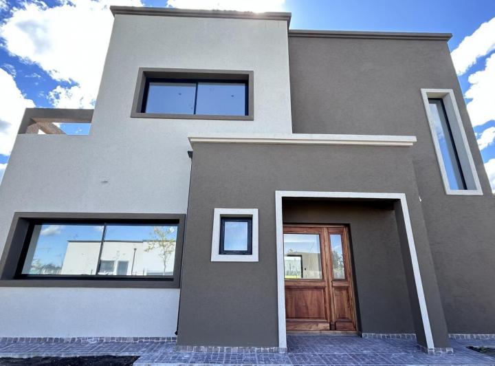Casa · 195m² · 6 Ambientes · 2 Cocheras