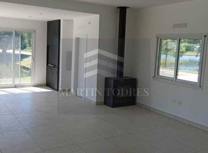 Casa · 1000m² · 5 Ambientes · 8 Cocheras