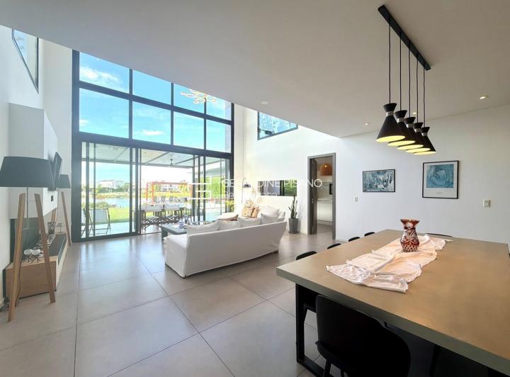 Casa · 315m² · 6 Ambientes · 2 Cocheras