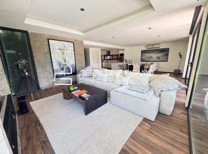 Casa · 350m² · 6 Ambientes · 1 Cochera