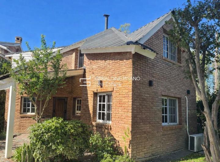 Casa · 214m² · 5 Ambientes · 1 Cochera