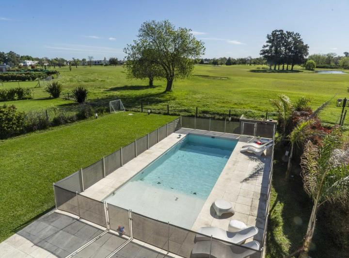 Casa · 360m² · 7 Ambientes · 6 Cocheras