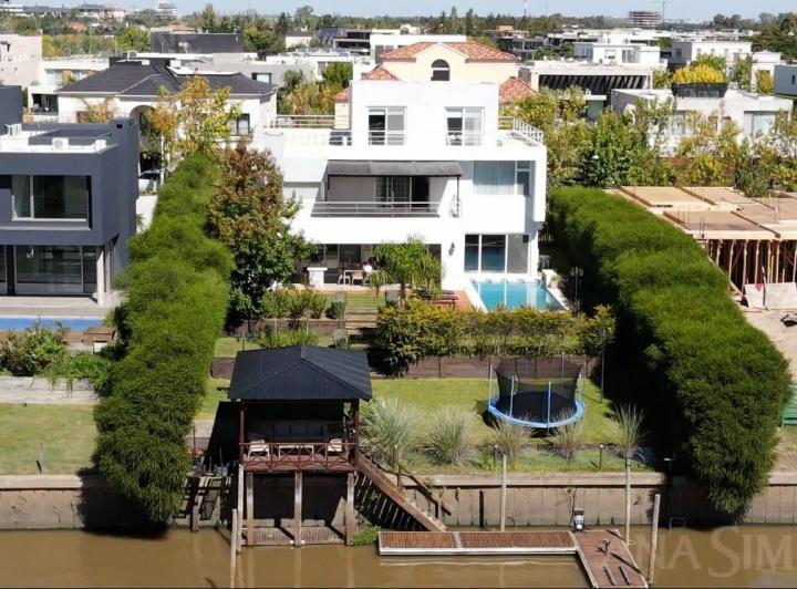 Casa · 520m² · 5 Dormitorios · 2 Cocheras