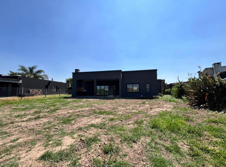 Casa · 160m² · 5 Ambientes · 2 Cocheras