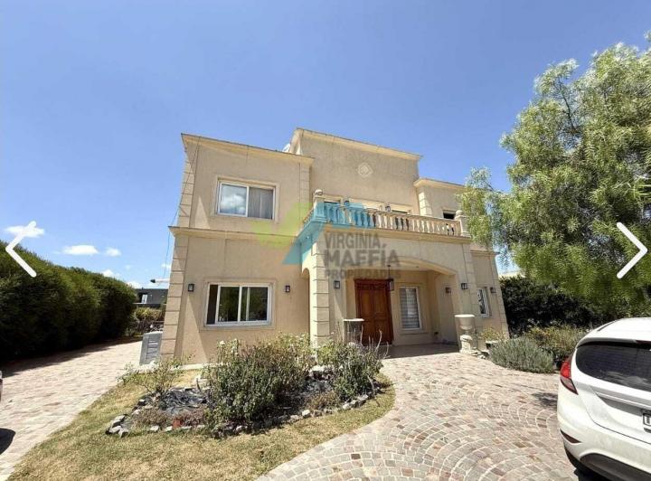 Casa · 252m² · 6 Ambientes · 1 Cochera