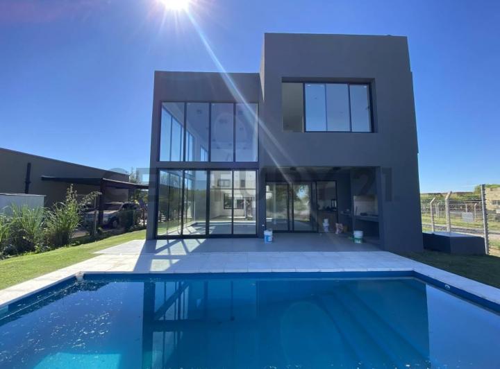 Casa · 200m² · 6 Ambientes · 2 Cocheras