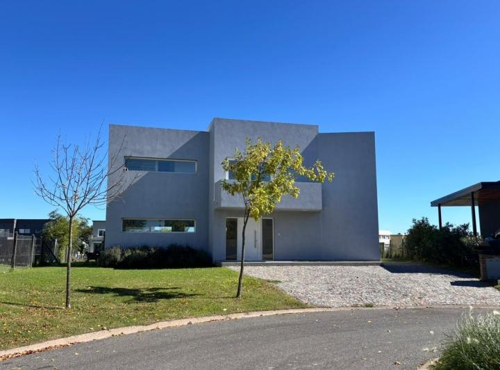 Casa · 204m² · 5 Ambientes · 3 Cocheras