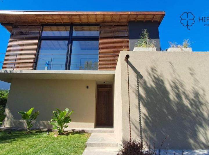 Casa · 235m² · 6 Ambientes · 2 Cocheras