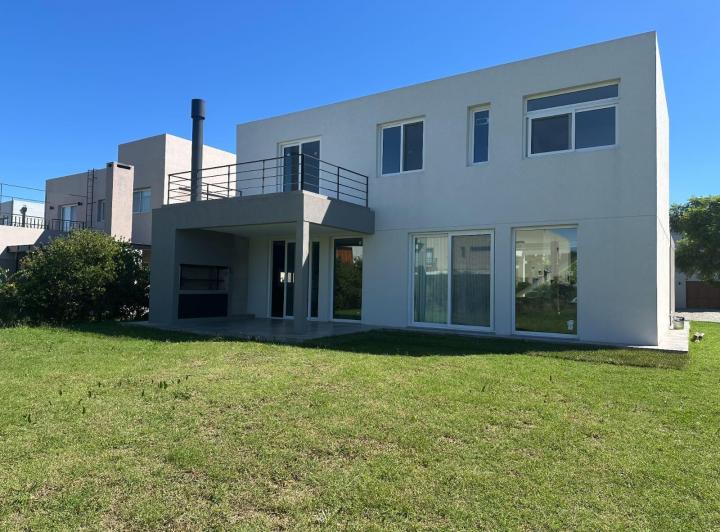 Casa · 178m² · 6 Ambientes · 2 Cocheras