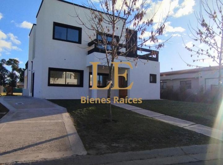 Casa · 224m² · 6 Ambientes · 4 Cocheras