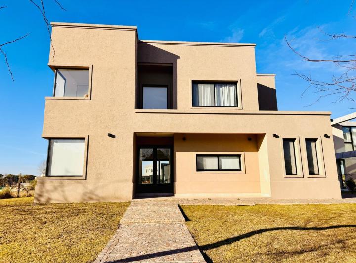 Casa · 240m² · 7 Ambientes · 4 Cocheras