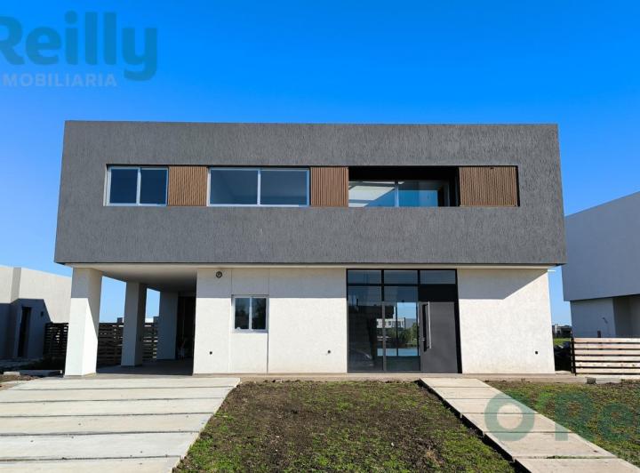 Casa · 219m² · 7 Ambientes · 2 Cocheras