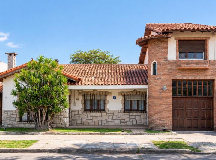 Casa · 250m² · 7 Ambientes · 2 Cocheras