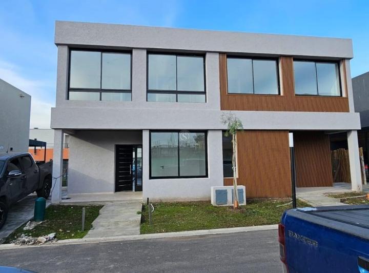 Casa · 140m² · 5 Ambientes · 2 Cocheras