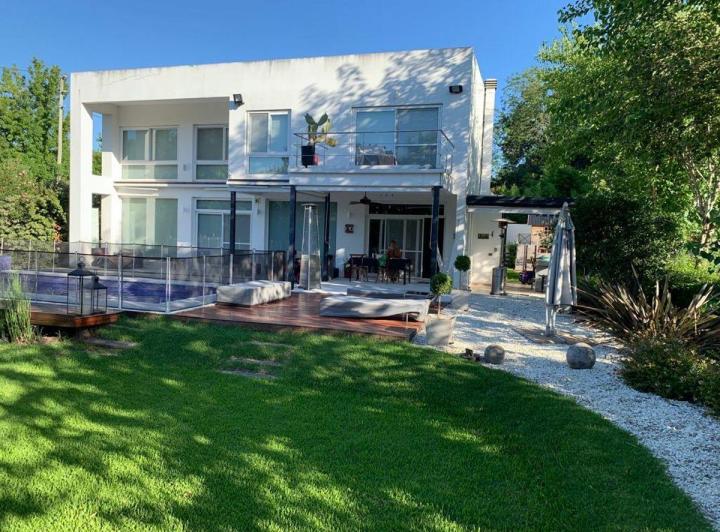 Casa · 376m² · 8 Ambientes · 2 Cocheras