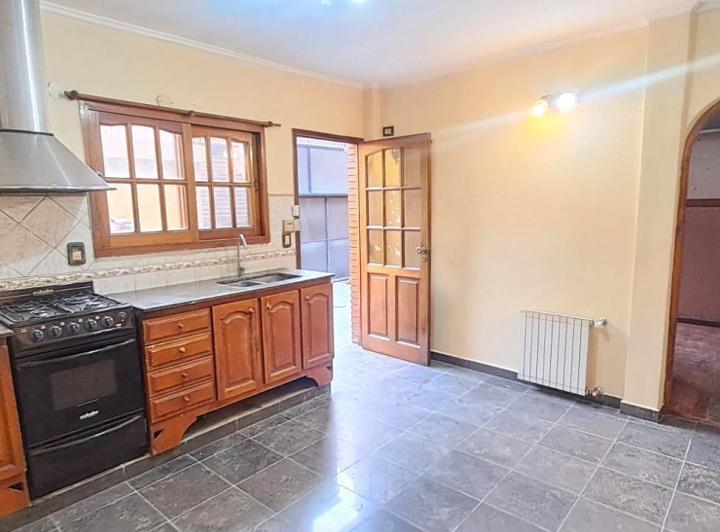 Casa · 244m² · 5 Ambientes · 2 Cocheras