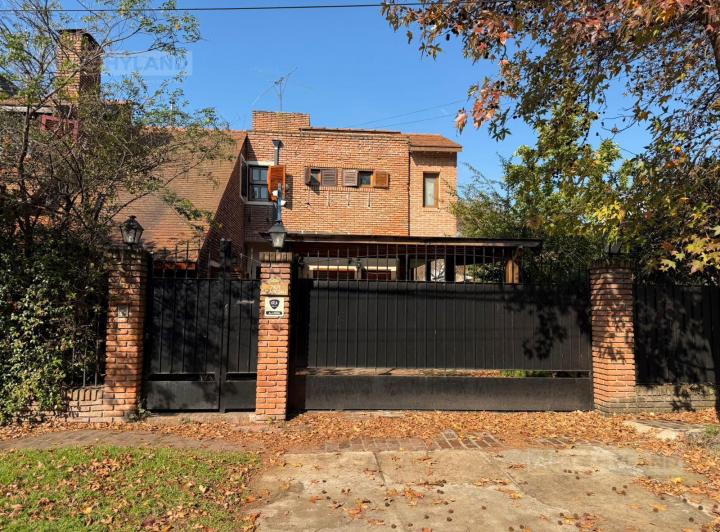 Casa · 330m² · 4 Dormitorios · 2 Cocheras