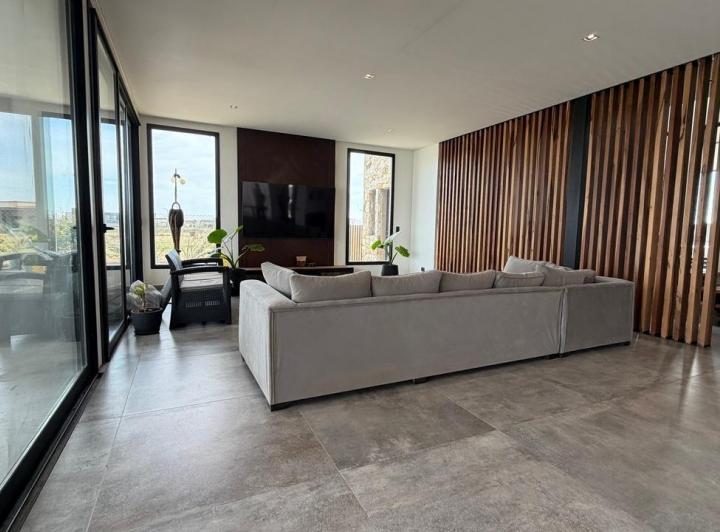 Casa · 309m² · 5 Ambientes · 6 Cocheras