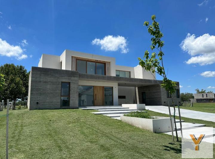 Casa · 294m² · 8 Ambientes · 2 Cocheras
