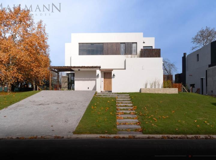 Casa · 268m² · 9 Ambientes · 2 Cocheras