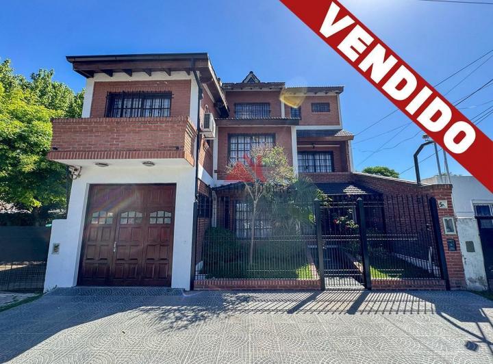 Casa · 280m² · 6 Ambientes · 3 Cocheras