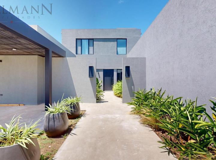 Casa · 330m² · 8 Ambientes · 2 Cocheras