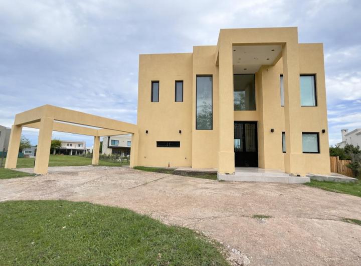 Casa · 215m² · 5 Ambientes