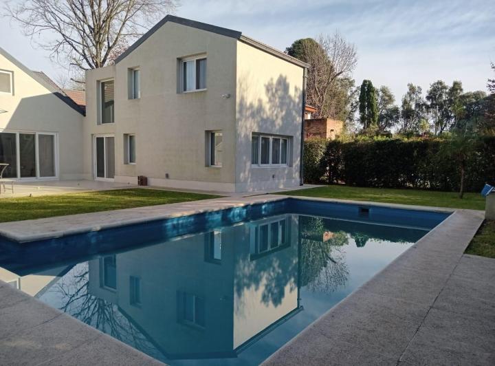 Casa · 232m² · 5 Ambientes · 2 Cocheras