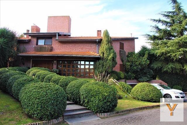 Casa · 480m² · 8 Ambientes · 2 Cocheras
