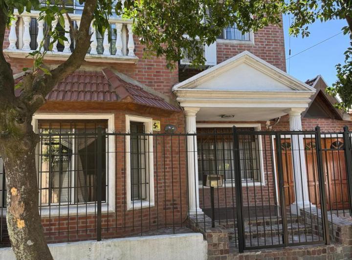 Casa · 185m² · 5 Ambientes · 2 Cocheras