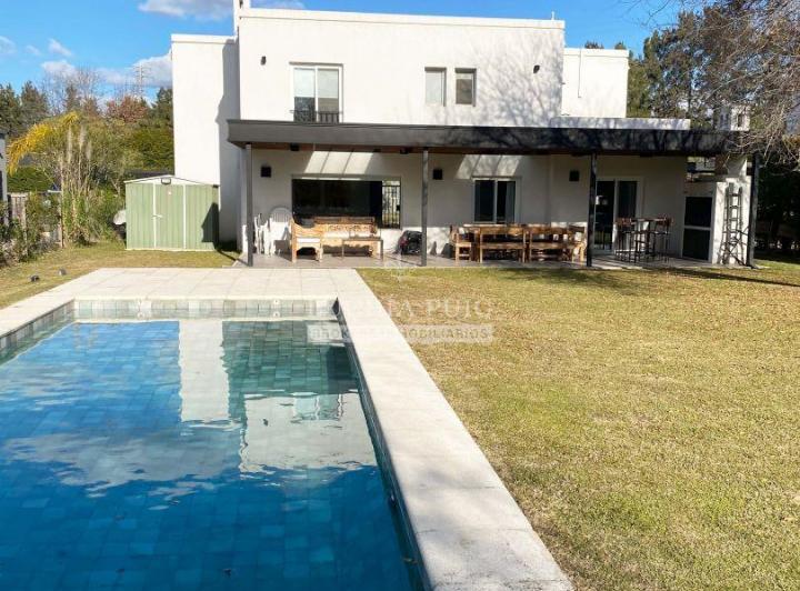 Casa · 225m² · 5 Ambientes · 2 Cocheras