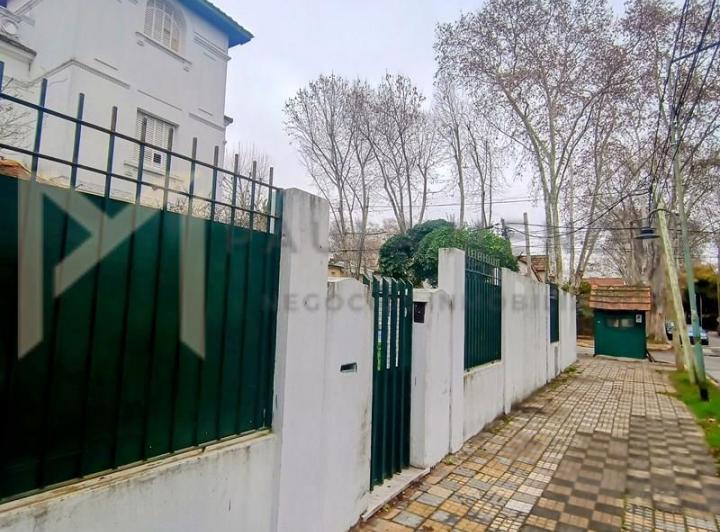 Casa · 360m² · 6 Ambientes · 1 Cochera