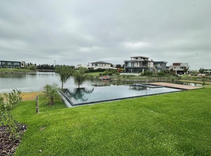 Casa · 433m² · 6 Ambientes · 2 Cocheras