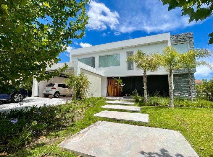 Casa · 375m² · 5 Ambientes · 2 Cocheras