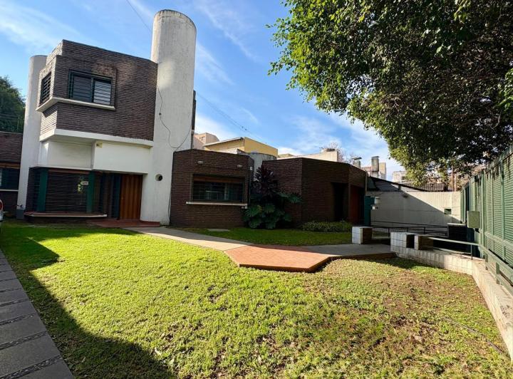 Casa · 585m² · 6 Ambientes · 4 Cocheras