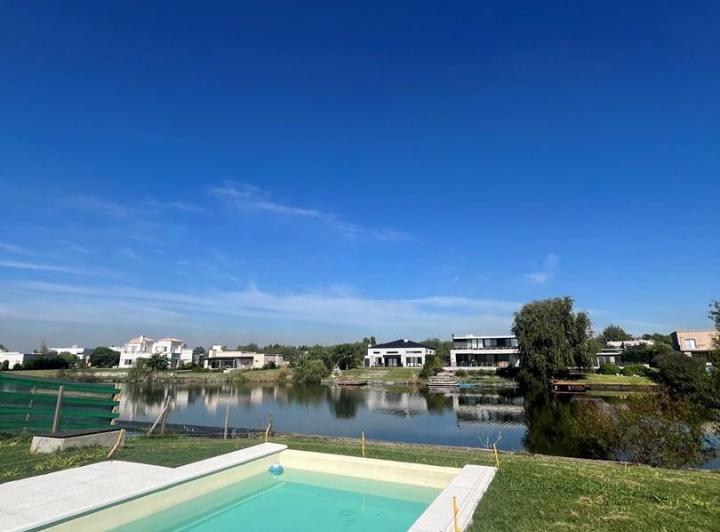 Casa · 227m² · 6 Ambientes · 1 Cochera