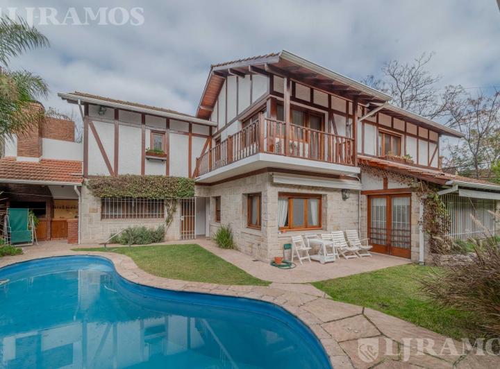 Casa · 342m² · 10 Ambientes · 6 Cocheras