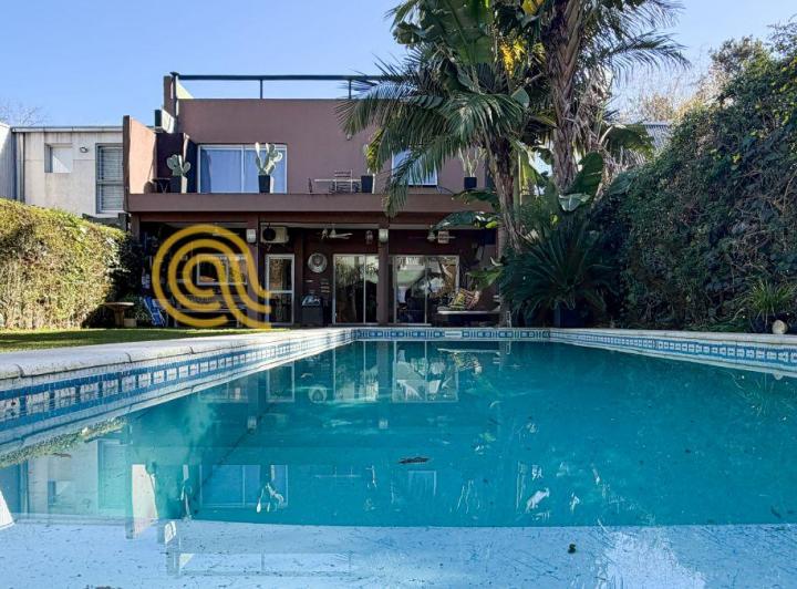 Casa · 250m² · 5 Ambientes · 2 Cocheras