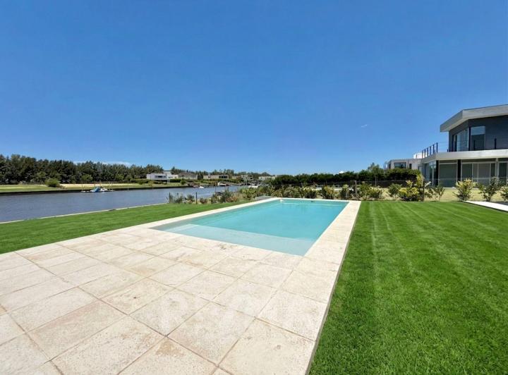Casa · 378m² · 6 Ambientes · 2 Cocheras