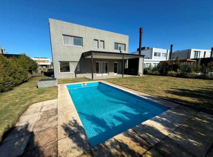 Casa · 205m² · 5 Ambientes · 2 Cocheras