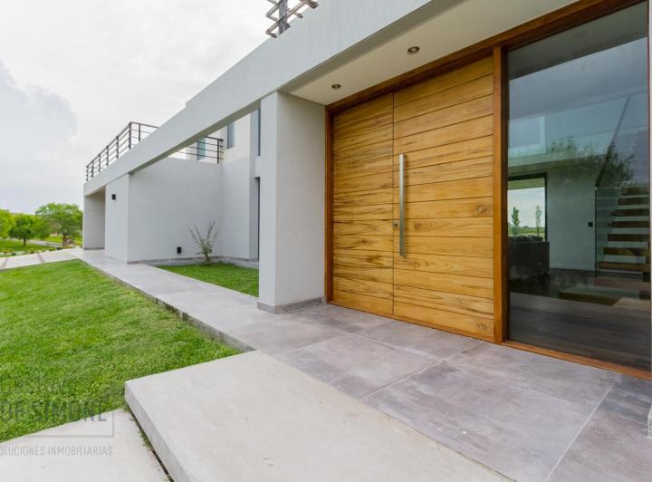 Casa · 350m² · 7 Ambientes · 4 Cocheras