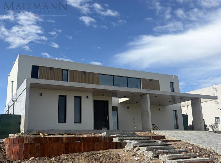 Casa · 247m² · 6 Ambientes · 8 Cocheras