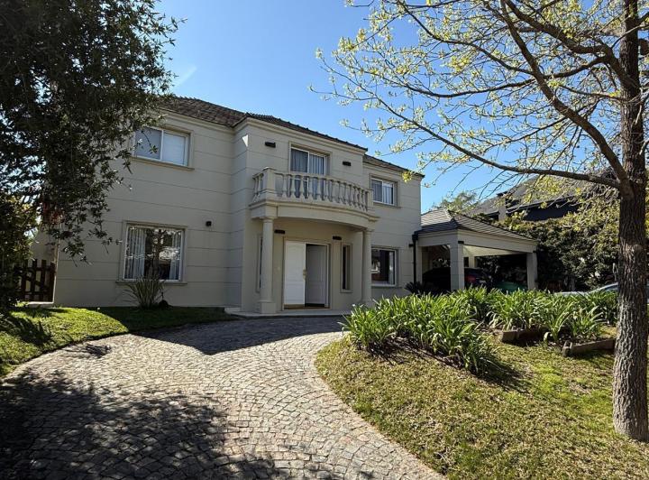 Casa · 375m² · 7 Ambientes · 2 Cocheras
