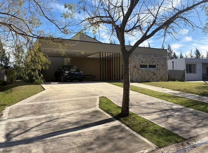 Casa · 176m² · 5 Ambientes · 2 Cocheras